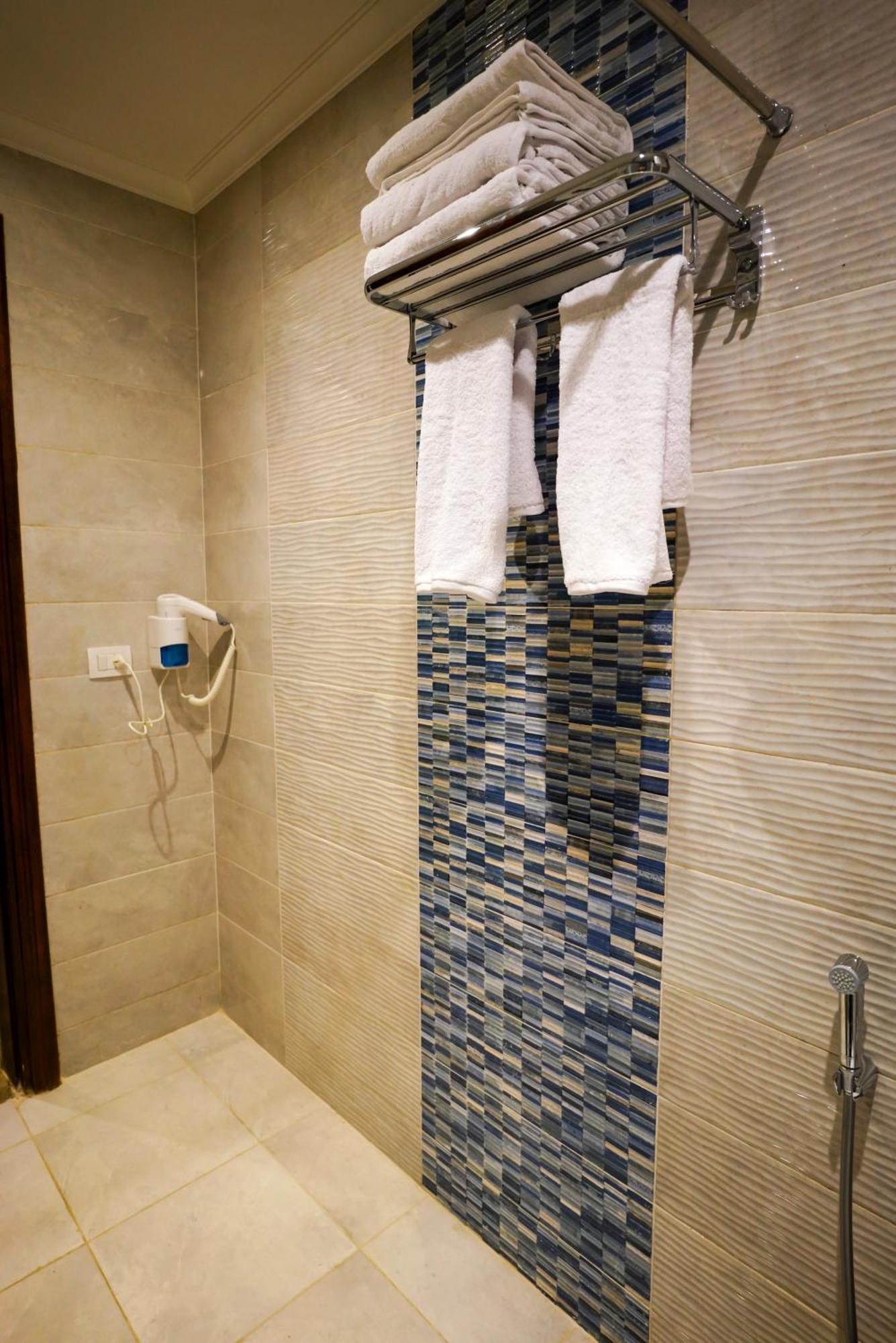 Savoy Elminya Hotel *